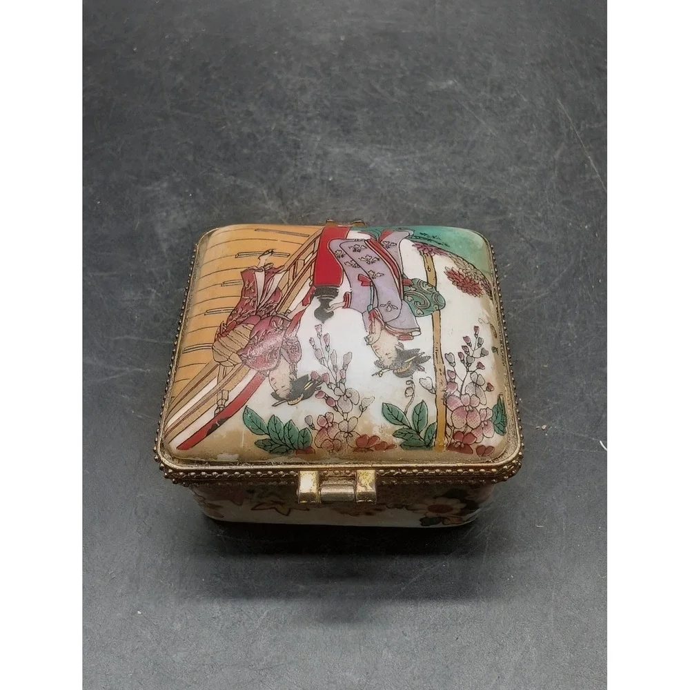 Vintage Japanese Porcelain Trinket Box Hand Painted Geisha Scene Gold 2.5